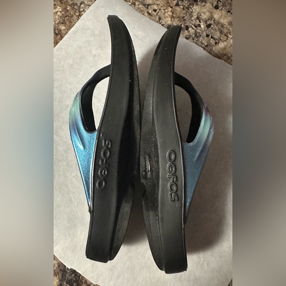 OOFOS Women’s flip flops size 8